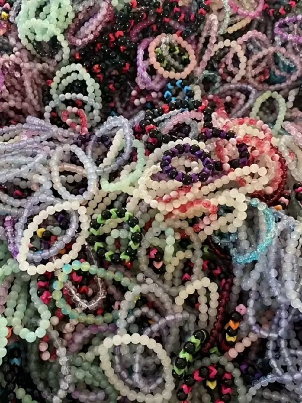 30 pieces of assorted beaded stretch bracelets - new - Picture 2 of 4